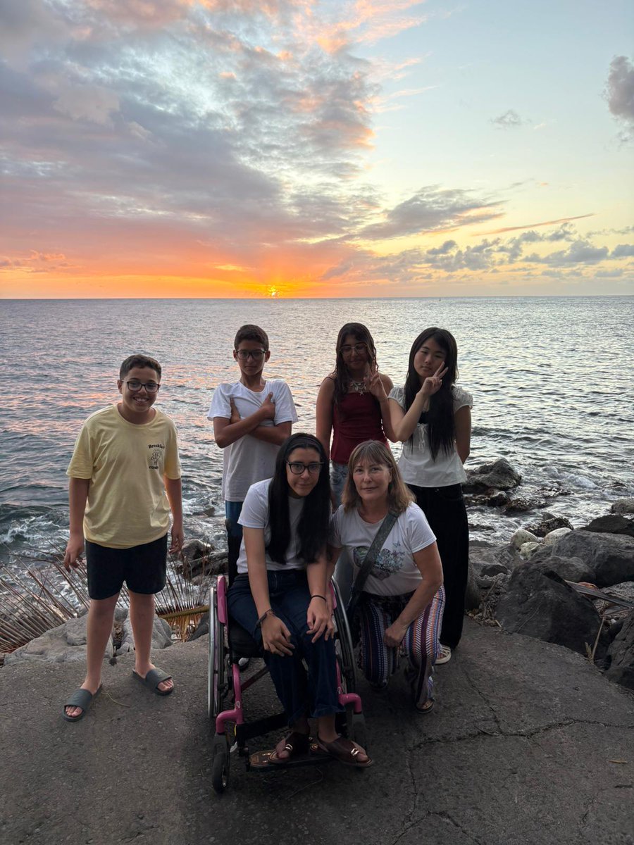 IESMF's tweet photo. Alumnado dl @IESMF está n una movilidad erasmus plus n Saint Pierre (isla de Martinica). Han asistido a clases d español, inglés.. están conociendo la cultura y han vivido l celebración d l abolición d l esclavitud. Estudian tb flora y fauna n l monte Pelée y ls playas caribeñas. https://t.co/NU6dA4unF4