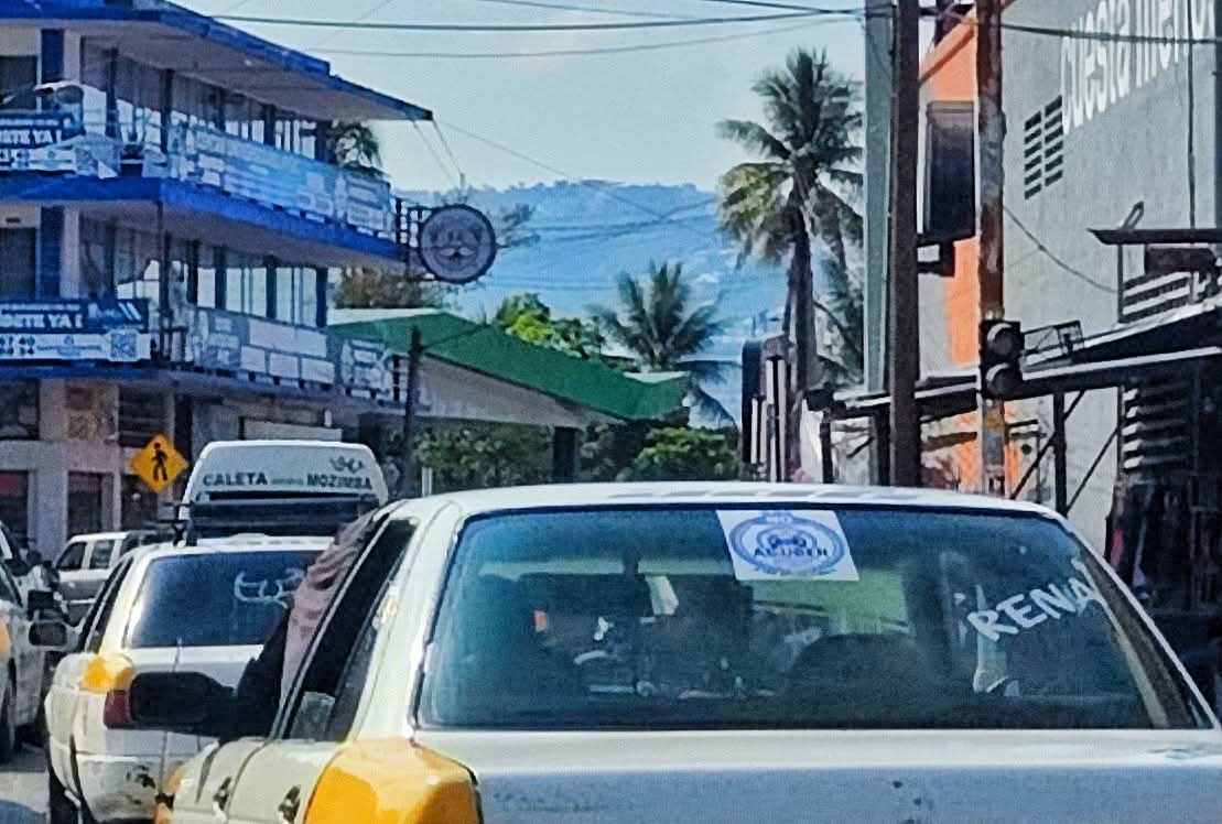 Acapulco_Verdad's tweet photo. ✅ #ACAPULCO | TAXIS AMARILLOS VS. UBER Y DIDI; EL DEBATE QUE EL PUERTO NO PUEDE IGNORAR

Calcomanías con la leyenda "No al Uber y plataformas" aparecen en taxis amarillos de Acapulco 🚕. La resistencia de los operadores al ingreso de aplicaciones como Uber y DiDi reaviva el debate sobre la calidad del transporte en el puerto. Para miles de usuarios, la llegada de plataformas digitales significaría vehículos seguros, en condiciones dignas y con conductores verificados 🏙️. Una ciudad con aspiraciones turísticas y en plena recuperación merece una movilidad a la altura. ¿Tú qué opinas? 💬