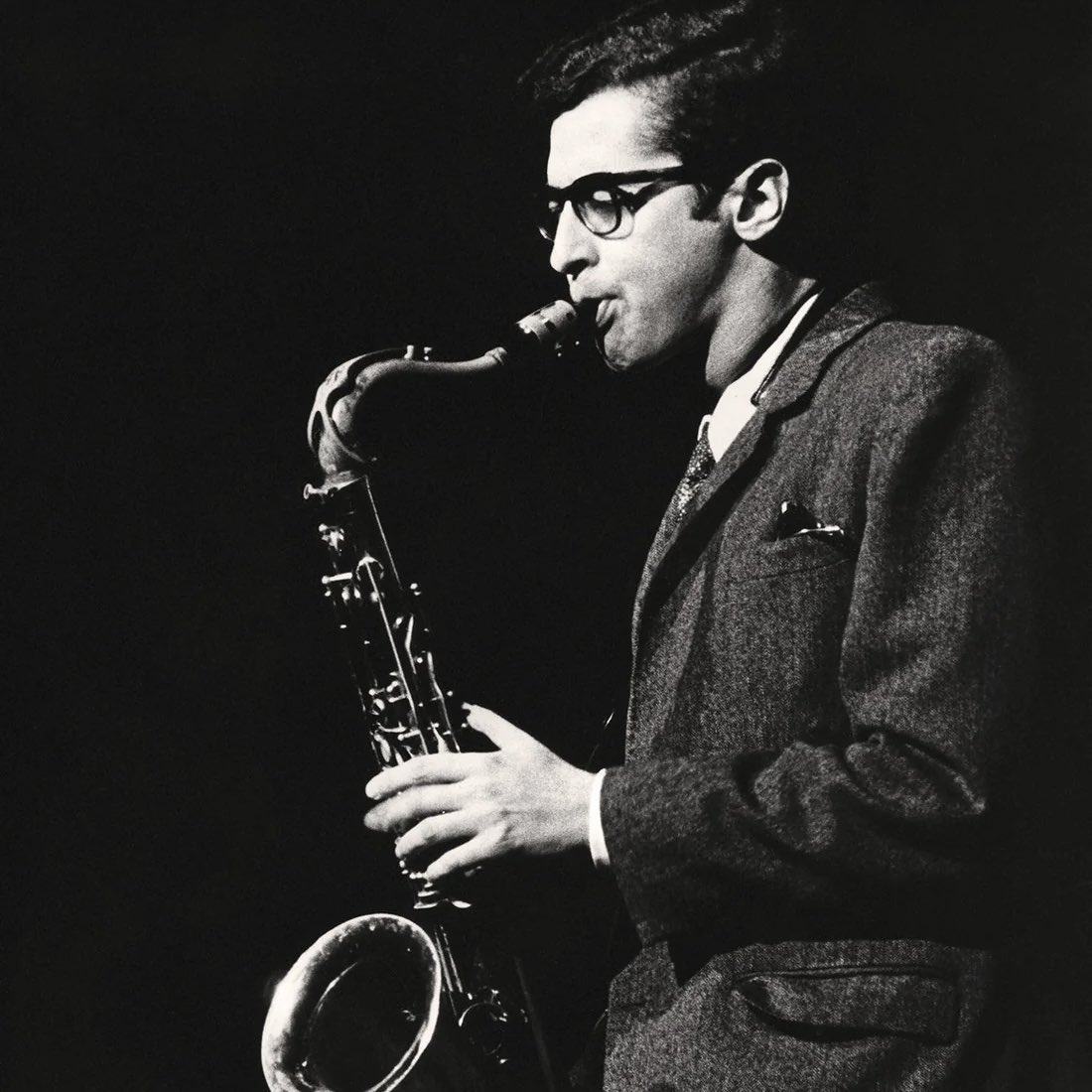Jazz_Showcase's tweet photo. 鎌倉「Jazzの泉」がオープンしています
今日5/25はフランスのテナーサックス奏者バルネ•ウィランの命日(1996年59歳没)
サントラ”死刑台のエレベーター”でマイルスと共演

👇は’57録音作品
何と弱冠二十歳でこのプレイ凄い
マイルスが共演したいと思ったのもむべなるかなでしょう
彼の作品に外れはない https://t.co/6IWNsrXsEs