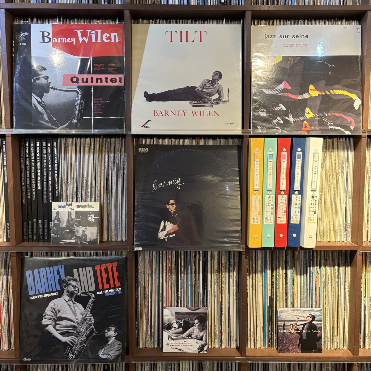 Jazz_Showcase's tweet photo. 鎌倉「Jazzの泉」がオープンしています
今日5/25はフランスのテナーサックス奏者バルネ•ウィランの命日(1996年59歳没)
サントラ”死刑台のエレベーター”でマイルスと共演

👇は’57録音作品
何と弱冠二十歳でこのプレイ凄い
マイルスが共演したいと思ったのもむべなるかなでしょう
彼の作品に外れはない https://t.co/6IWNsrXsEs