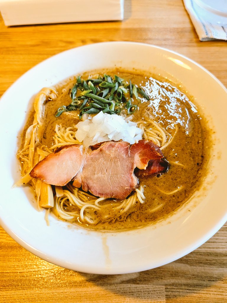 tasku67's tweet photo. よし田、濃厚豚骨煮干らー麺＋煮干の和え玉。粘度あるスープは豚骨の旨味に後追い煮干が効き、パツ麺に絡みまくり旨々!!穂先メンマも絶妙で、メンマ増しありだな。和え玉はしっかり目な味にて、酢をかけつつ。淡麗系も気になる、ごちそうさまですた。 https://t.co/JU5j42Lqtl