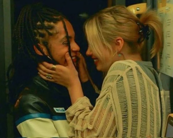 floryamer's tweet photo. 02. — Todos os versos que te escrevi - Brooke Mars 

“— Dizem que a linha entre amor e ódio é tênue, eu digo que para nós duas é inexistente. Pois eu te amo tanto que te odeio. E te odeio tanto porque te amo. Por que você não percebe?”

| ★★★★☆| https://t.co/9rFHJQfkLo
