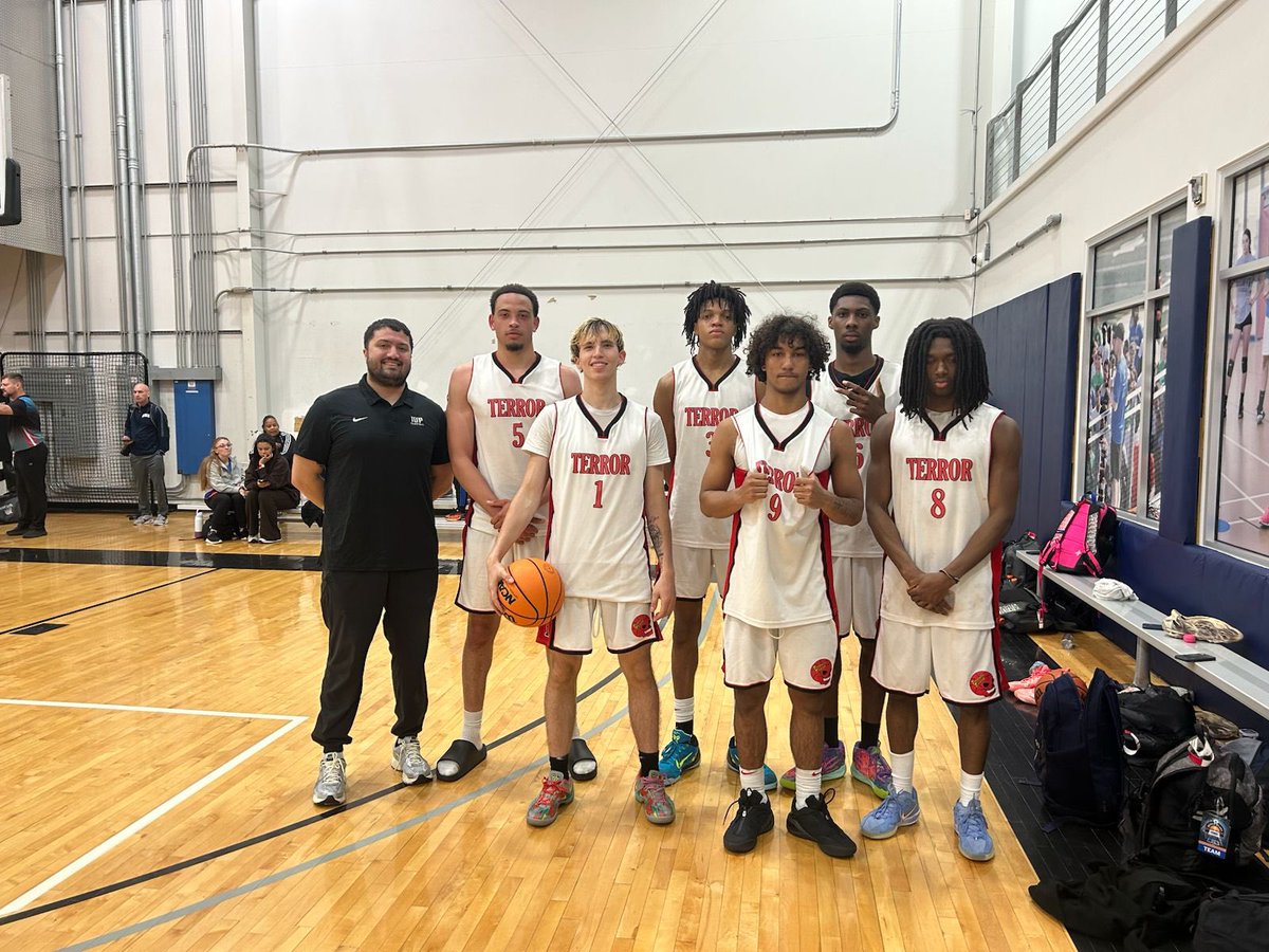 LimiroskiAlex's tweet photo. Went undefeated (3-0)this weekend @madehoops Memorial Day classic 
@Terror_prep https://t.co/EUL4NsdoOd