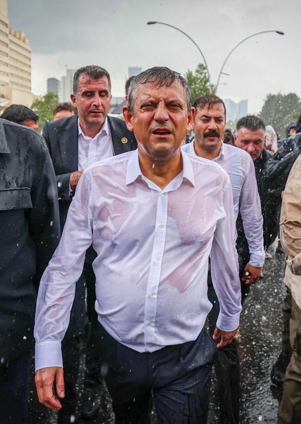 avaliozkaya's tweet photo. Özkan Yalım’ın itirafçı olduğu gün; “artık istifa da kurtarmaz, bugün itibarıyla SIYASI MEVTA” demiştim. 
Dünya siyaset tarihinin gördüğü en büyük gözü dönmüş bir hırsız/yolsuz belediye başkanının hırsına yenik düştüler ve artık siyasal mevtaya dönüştüler. TBMM önünde Cumhuriyet tarihimizin de Türk Devletleri tarihimizin de en uzun ve saygın Devlet Başkanlarından biri olan Sn Cumhurbaşkanımıza hakaret ettirmesiyle de, kendi çapsızlık ve seviyesizliğini göstermiş oldu…
