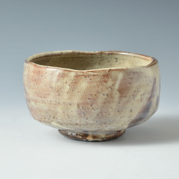 jpn_pottery_jp's tweet photo. 萩焼
松林庵登陽窯 
玉村信一 作「萩茶碗」

寸法：径12.2cm×高さ7.3cm

作品紹介ページ
https://t.co/xZ5GKXr1Lu

標準的な大きさのお茶碗です。
手で持ったときにしっくり収まります。 https://t.co/vg0Eq7Sq7k