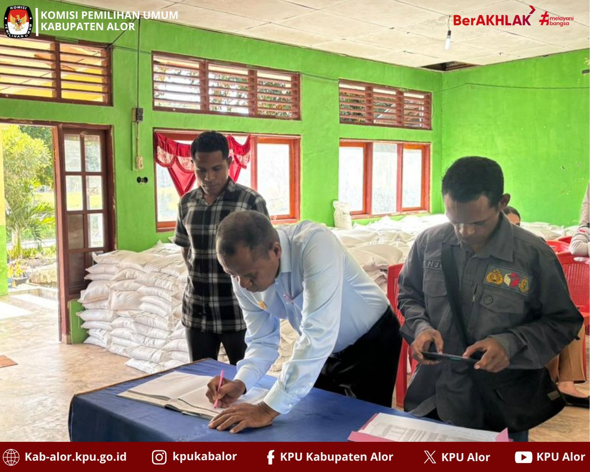 AlorKpu's tweet photo. #TemanPemilih, Coklit diawali di desa Waisika dengan jumlah sampel 10 pemilih,  dilanjutkan desa Naiang dengan jumlah sampel 7 pemilih, kemudian Desa Kamot dengan jumlah sampel 4 Pemilih dan diakhiri di Desa Air Mancur dengan jumlah sampel 3 pemilih.
#KPUAlor
#KPUMelayani https://t.co/qnjBLWRy37