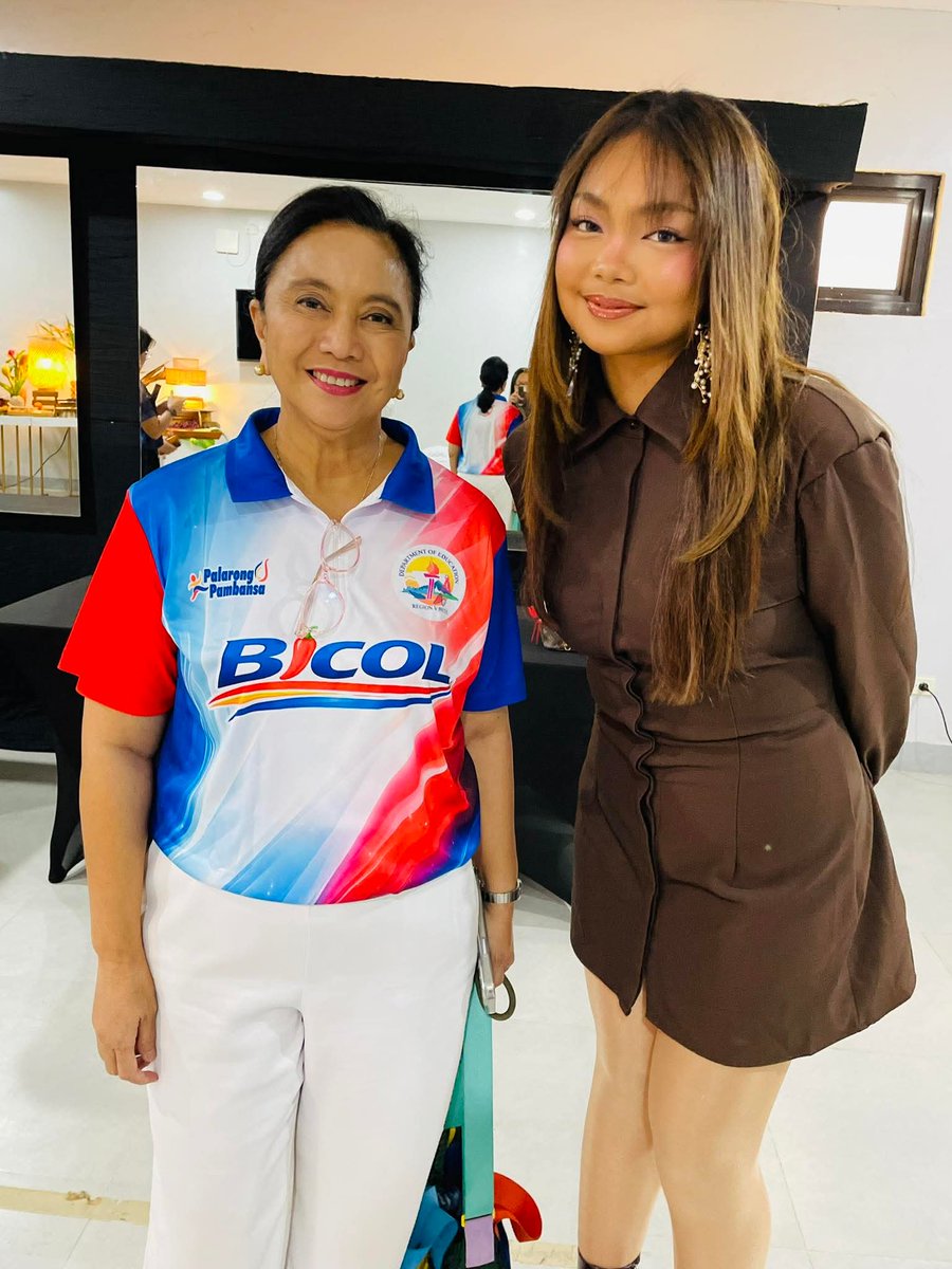 CrushMajor's tweet photo. Mayor Leni Robredo with Tawag ng Tanghalan winner and former PBB housemate Carmelle Collado 🌷

📸 Neneth San Juan Collado https://t.co/tEVs34Wv0f