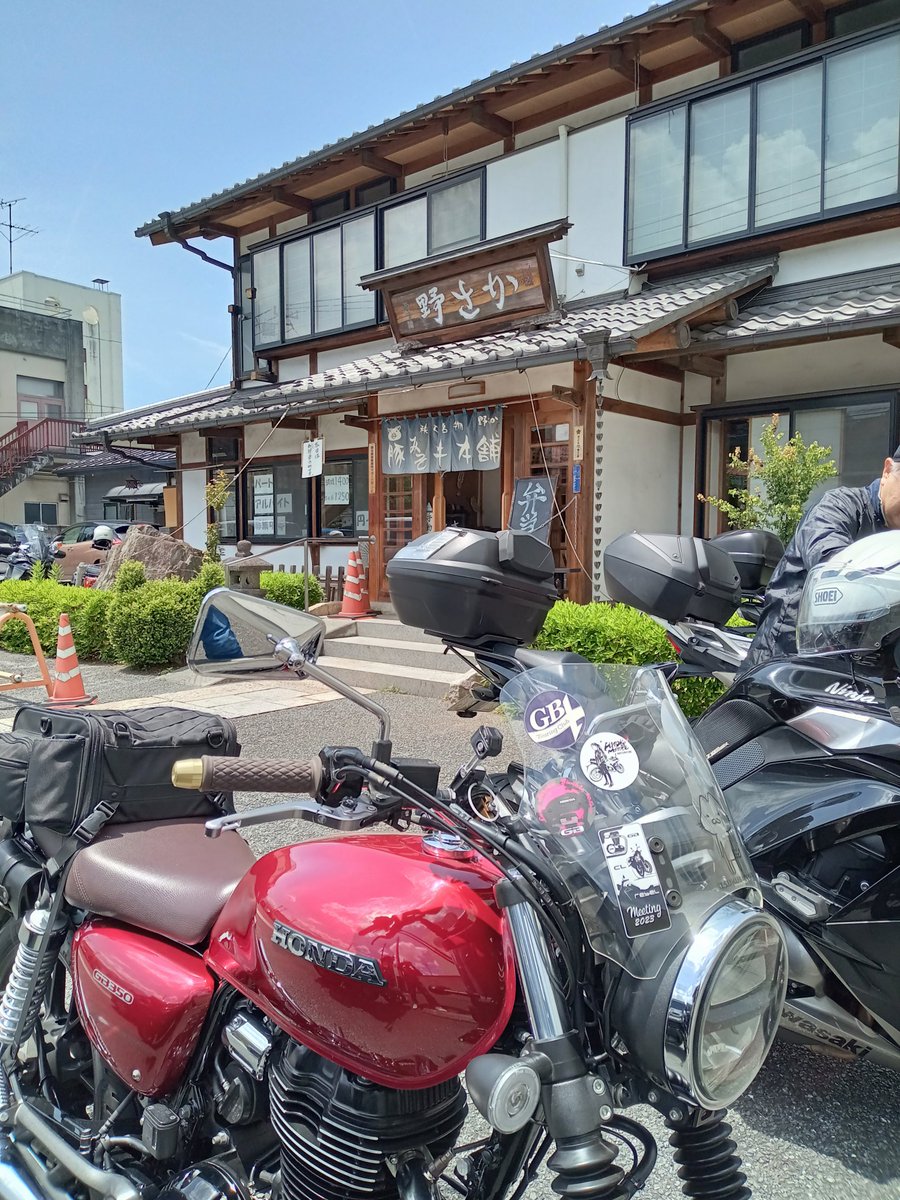GGtorako's tweet photo. 豚みそ丼本舗野さか（秩父市）
残念ながら今日はお弁当販売のみだそうです。😅
お弁当を買って店内で食べる？不思議な感じ。
メッチャ美味い！🤩
炭火焼きの香ばしさと、柔らかい肉に絶妙な味付け。
リピ確定！
#GB350 https://t.co/KQCZwiBUMr