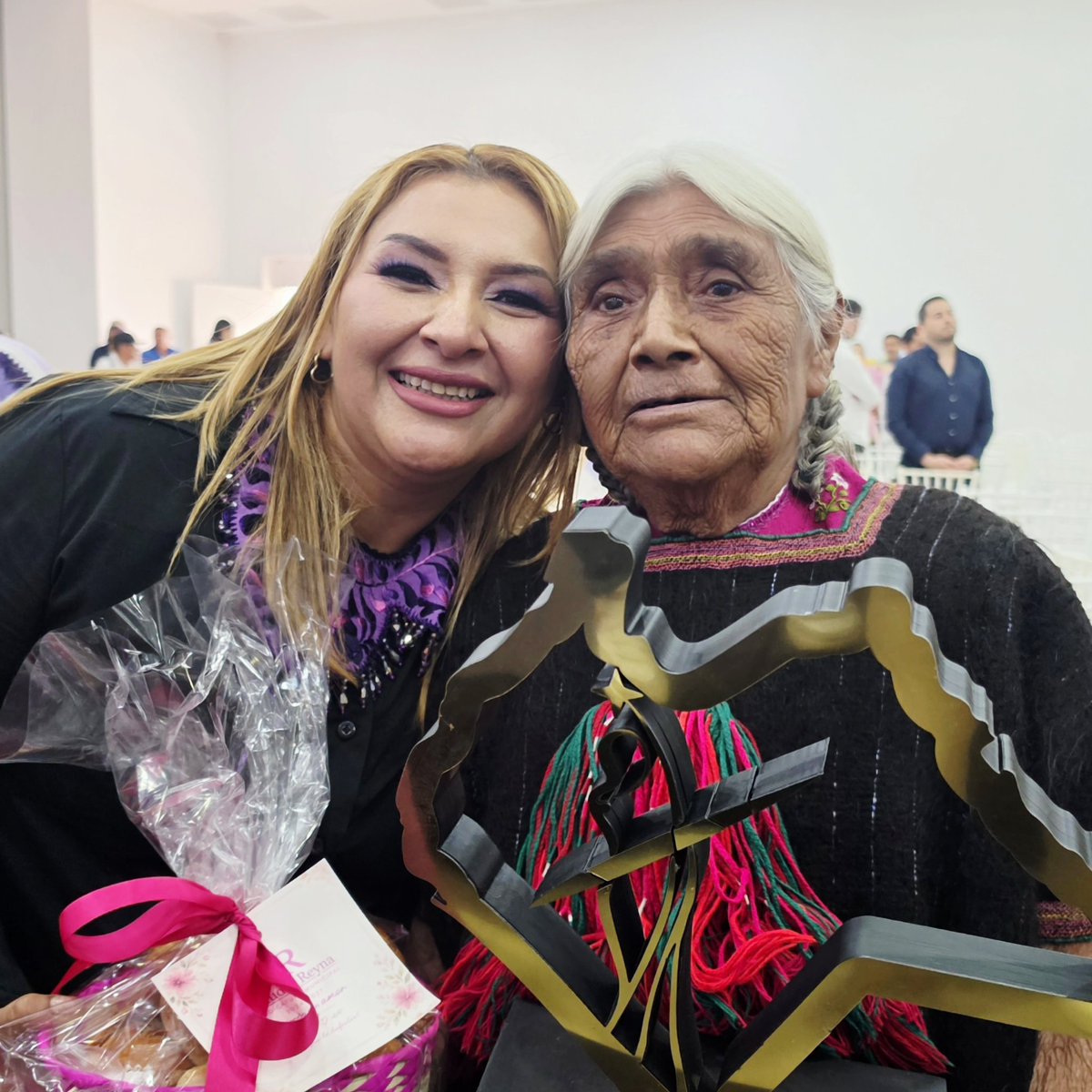 ClaudiaReyna_G's tweet photo. Agradezco la presencia de Secretaría General de Gobierno @DulceRo_Ovando en ‘Antes que Nosotras’ Reconocer a mujeres chiapanecas que abrieron camino inspira nuestro trabajo en 50+1 #Suchiate para fortalecer liderazgo femenino. #MujeresQueHicieronHistoria @50mas1Mx @nenaorantes https://t.co/IW6l6DUFLI
