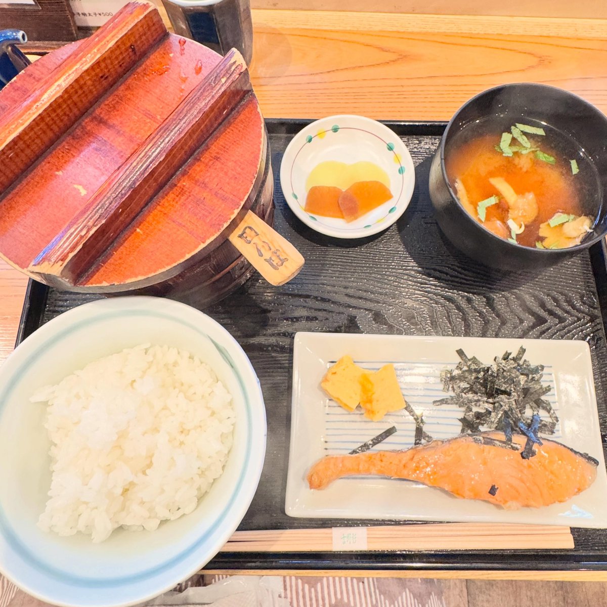 kaorichiba's tweet photo. 展示4日目

今日はいい天気で暑い！
日本の朝ごはんを食べてきました。やっぱりお米うまい🤤

今日も似顔絵描きます。
お待ちしてます！

kaori's would  people 11
『COLORFUL』
2026年5月22日(金)〜31日(日)
12:00〜19:00 
ギャラリーディープダン

#刺繍 #民族衣装 #世界の人々 #deepdan #似顔絵 https://t.co/rlfc8ksfJw