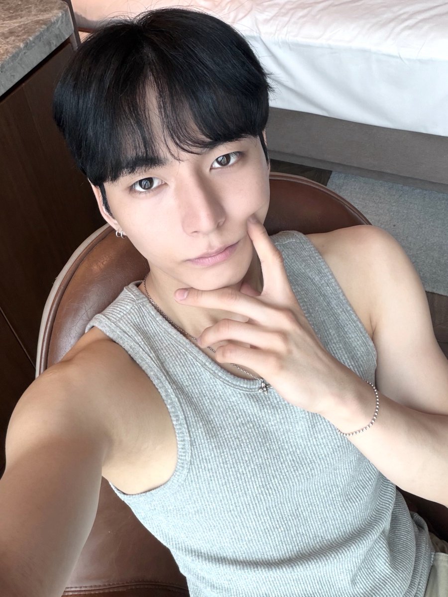 로라 tweet media