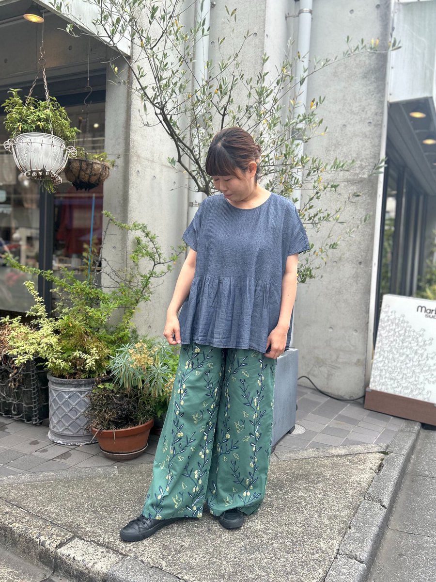 marbleSUD_shimo's tweet photo. 新作EMB olive ワイドパンツ🫒🌿

定番で人気のワイドパンツ✨
タックの入ったきちんと感のあるシルエットながら、後ろウエストがゴム仕様で履き心地も🙆

裏地付きで透けも気にせずに履いていただけますよ🫧

ねねち　すぎ　こう
#マーブルシュッド  #下北沢 https://t.co/nWfFxXooEk