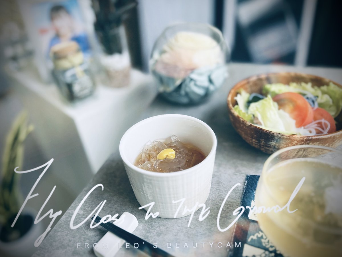tomocfp's tweet photo. お昼です！

先週、それなりに食べすぎた感があったので、体重計にのるのが怖かったのですが、現実を見ないとダメなのでのってみました...予想以上でした😔

今日のお昼から『丸の内OL』みたいなメニューとなります！（ところてんとサラダと梅ジュース🍹） https://t.co/rIykK5P4F6