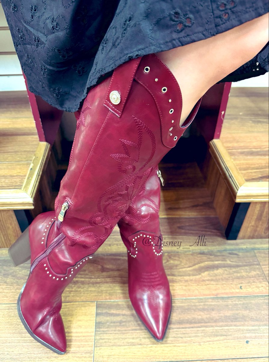Disney_Alli's tweet photo. Prepping for Stampede #shoes #shoefie #shoestagram #shoesoftheday #sotd #outfitoftheday #ootd #shoelover #shoefreak #shoeporn #shoewhore #shoeaddict #shoeaholic #shoeaddiction #bootlover #bootfreak #bootporn #bootaddict #cowboyboots #westernwear #showoff https://t.co/iT2uDkyIPK