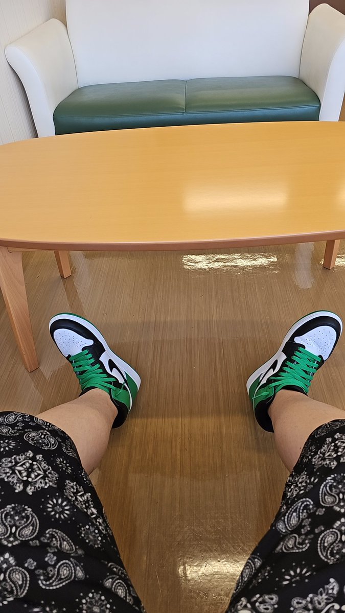 bumpimg's tweet photo. 病院。手術前なんで早めに待機。気休めにラキグリ。そして験担ぎで新しいTシャツおろし。 https://t.co/MyUBoSr8e8