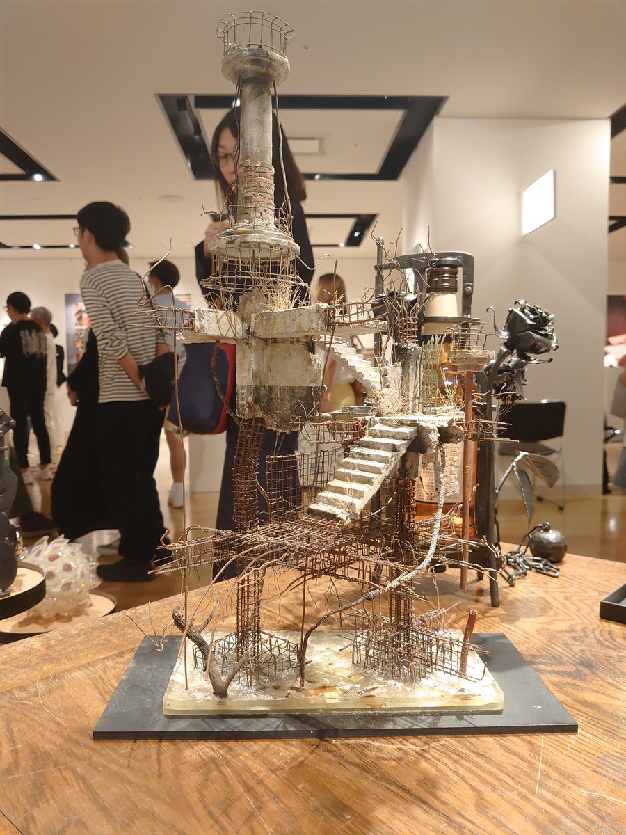 Queen_080's tweet photo. 昨日は阪急梅田店のギャラリーで開催のアート展へ行ってきました。ポップな現代アートが多い中、ミリタリーモデラーでアーティストな水野シゲユキさんの作品は一際カッコよく、鈍い光を放っていました。会場内を隅々まで堪能できて眼福〜(⁠｡⁠･⁠ω⁠･⁠｡⁠)⁠ﾉ⁠♡
https://t.co/lGGNmi8wlR https://t.co/STt6aD6JQ2
