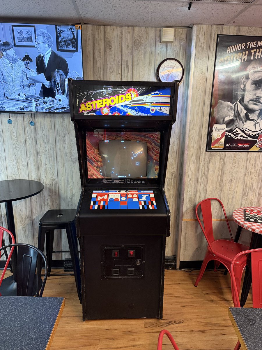 firstadopter's tweet photo. Eating at pizza place with OG free to play classic arcade and pinball machines. I approve! https://t.co/Ty6oIlGsys