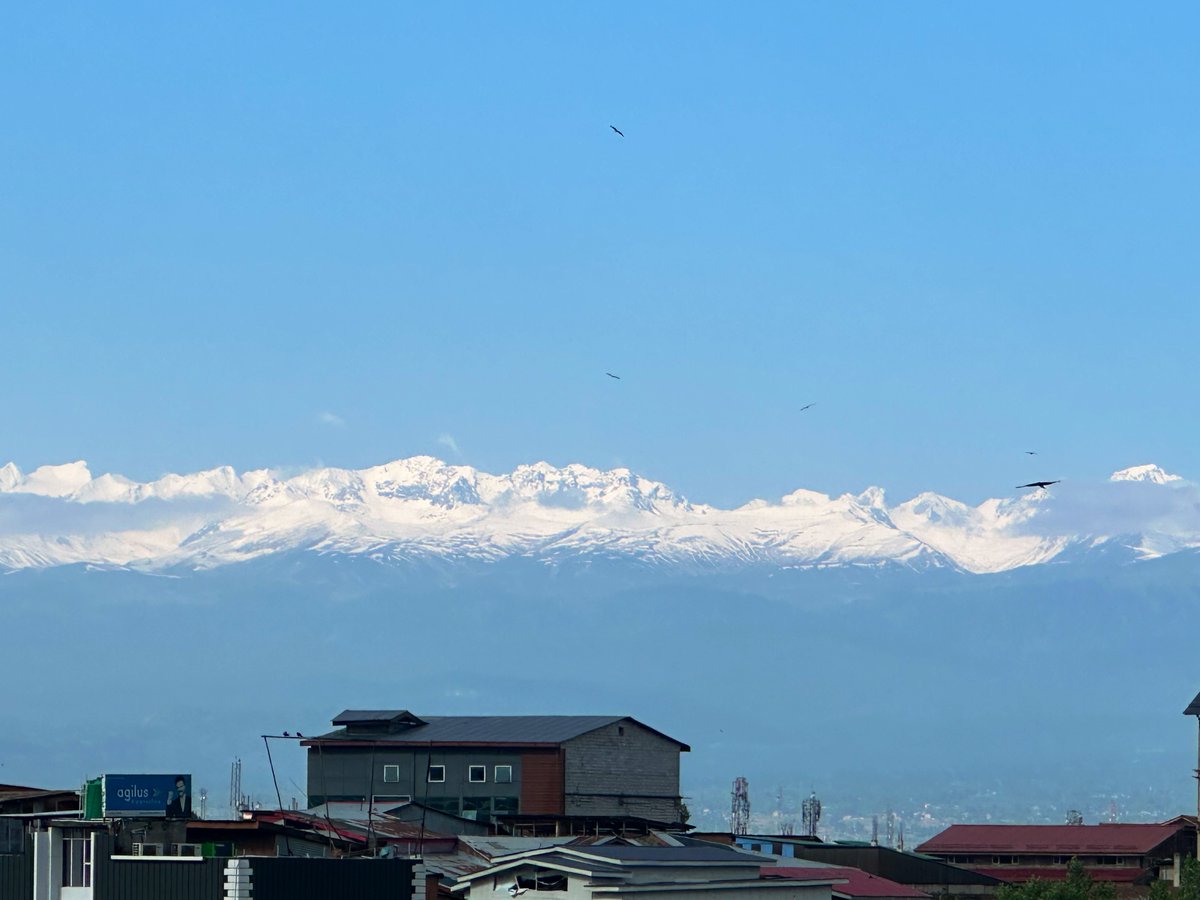 Ieshan_W's tweet photo. A fresh bit of snow high up in the mountains as viable from Srinagar. https://t.co/oGGK9IcRUC