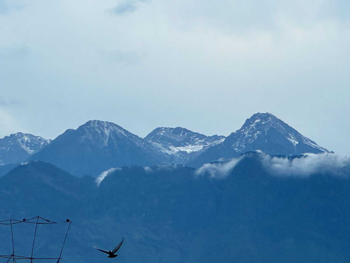 Ieshan_W's tweet photo. A fresh bit of snow high up in the mountains as viable from Srinagar. https://t.co/oGGK9IcRUC