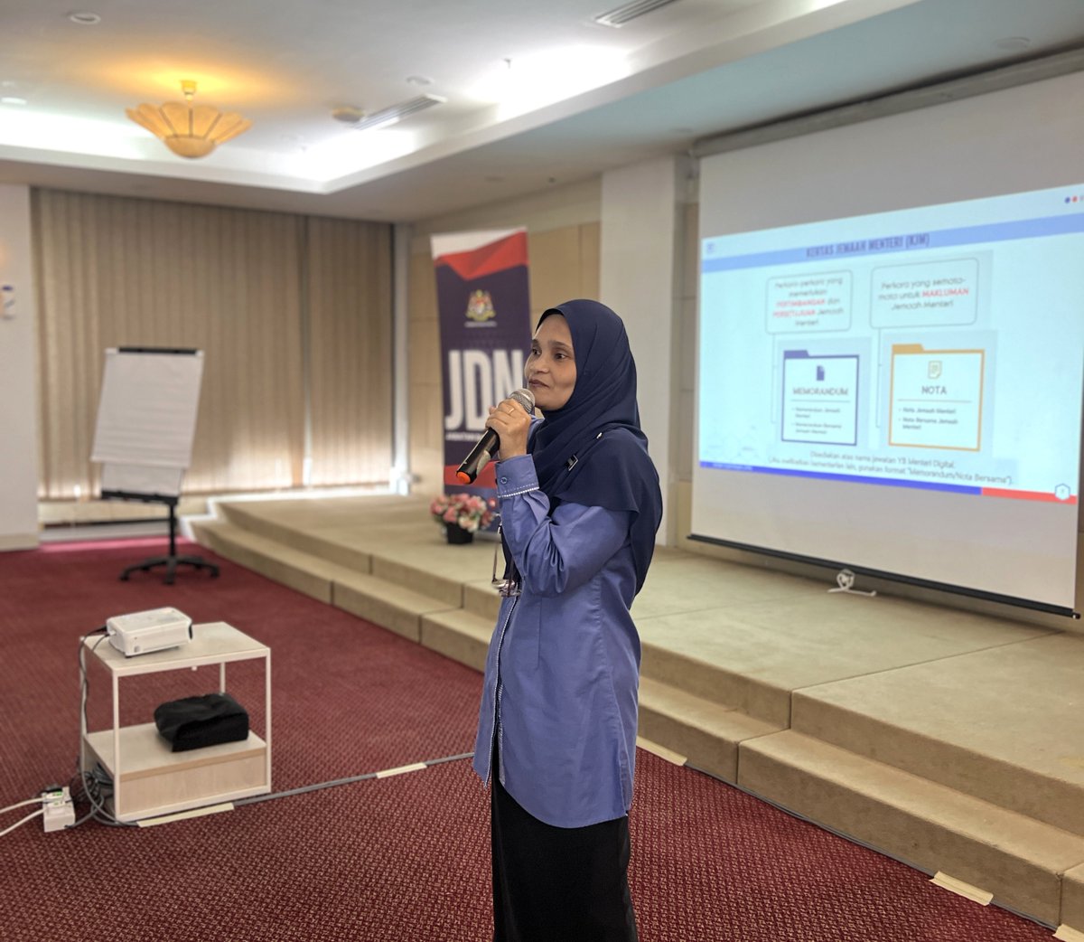 JDigitalNegara's tweet photo. Jabatan Digital Negara (JDN) melalui Seksyen Penyelarasan Dasar Pendigitalan, Bahagian Perancangan dan Komunikasi Korporat (BPKK) telah menganjurkan Bengkel Refresher Penyelarasan Dasar JDN kepada warga JDN. Bengkel tersebut telah diadakan di Institut Semarak FELDA, Bangi pada 20 dan 21 Mei 2026 (Rabu dan Khamis).

Bengkel ini bertujuan untuk memberikan penjelasan berkenaan Arahan Pentadbiran Ketua Pengarah (APKP) JDN mengenai Garis Panduan Penyediaan Dokumen Dasar JDN, pengurusan hal ehwal Parlimen dan pengurusan Kertas Jemaah Menteri. Di samping itu, sesi perkongsian ilmu berkaitan dapatan soal selidik pemantauan tahap kesedaran dan pematuhan dokumen dasar JDN, dan sesi perkongsian penggunaan platform penyediaan soal selidik secara dalam talian turut diadakan.  

Terima kasih diucapkan kepada warga JDN yang telah hadir dan terlibat secara aktif sepanjang pelaksanaan bengkel ini. 

#JabatanDigitalNegara #MADANIBekerja #RancakkanMADANI #DasarJDN #MalaysiaMADANI #TowardsAnAINation2030