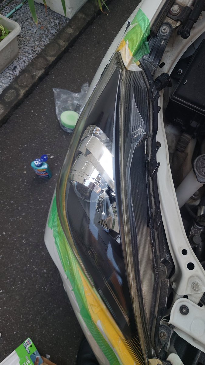 3ay92toshi's tweet photo. 車のヘッドライトが濁ってきたので、ヤスリで表面を削りました。仕事が終わって夜の時間に磨いて、片側ライト3時間ずつの作業。
後日、ウレタンスプレーで塗装。塗装するのに、新聞紙の養生作業にも時間が
かかった。
4回塗装を重ね、とても綺麗になった。 https://t.co/5ie80MeQWG