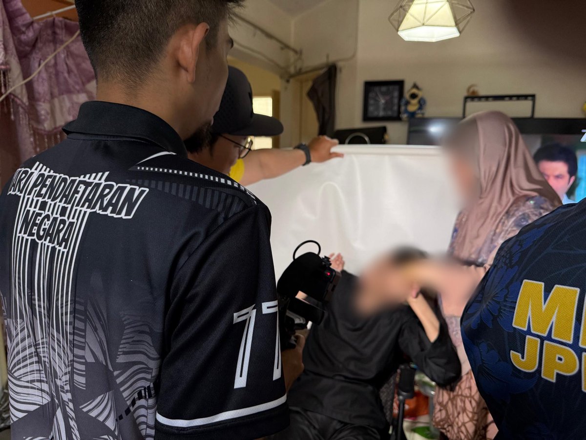 jpnwpkl's tweet photo. 𝐏𝐑𝐎𝐆𝐑𝐀𝐌 𝐌𝐄𝐊𝐀𝐑 𝐈𝐇𝐒𝐀𝐍 𝐉𝐏𝐍 𝐖𝐏𝐊𝐋

KUALA LUMPUR, 24 Mei 2026 – JPN WPKL melaksanakan Program MEKAR Ihsan di PPUM, PPR Sungai Bonus, Bandar Sri Damansara, dan Setapak. Inisiatif ini menyantuni empat pemohon kategori OKU, pesakit terlantar, dan warga emas. https://t.co/6jggkyfBtv