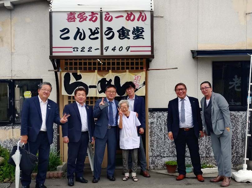 aizujonan's tweet photo. 会津のロータリー10クラブが集うインターシティミーティングが、昨日喜多方市で行われました。
私たちは今回、会津若松駅から電車で行き、喜多方駅から会場まで歩きました。
思い出に残るプチ旅行になりました！こんどう食堂さん、桜こむさん、ありがとうございました！
#喜多方 #ラーメン #カフェ https://t.co/UWZnj2Lnfg