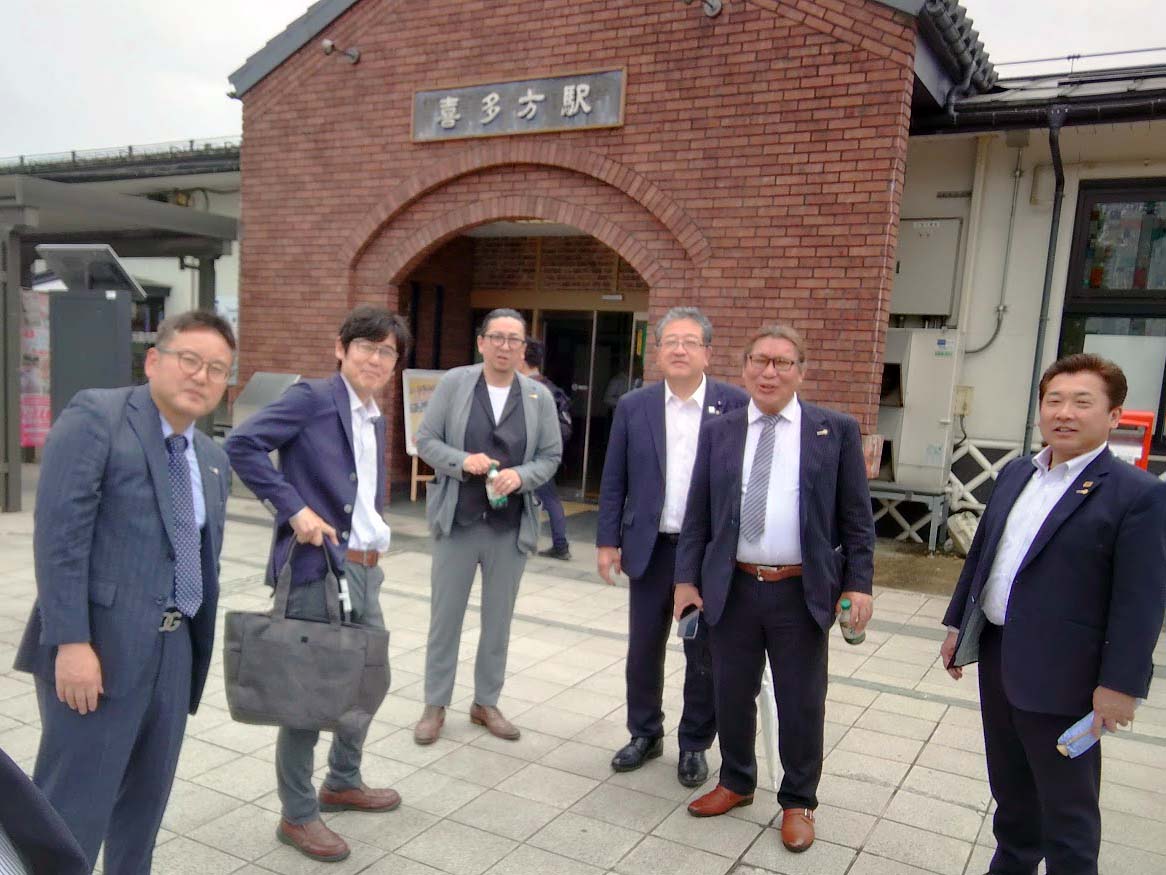 aizujonan's tweet photo. 会津のロータリー10クラブが集うインターシティミーティングが、昨日喜多方市で行われました。
私たちは今回、会津若松駅から電車で行き、喜多方駅から会場まで歩きました。
思い出に残るプチ旅行になりました！こんどう食堂さん、桜こむさん、ありがとうございました！
#喜多方 #ラーメン #カフェ https://t.co/UWZnj2Lnfg