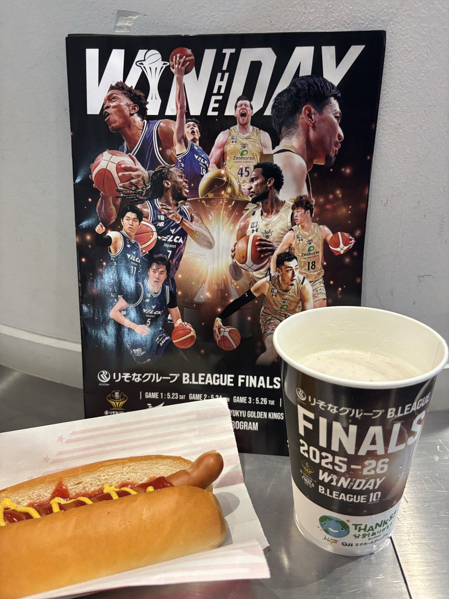 oyachan08's tweet photo. 今日のトナリのアリーナグルメはホットドッグとビール😃「B League」が焼印されたフランクフルトは売切れ。次こそ買うぞ☺️ https://t.co/iwRrJdITPx