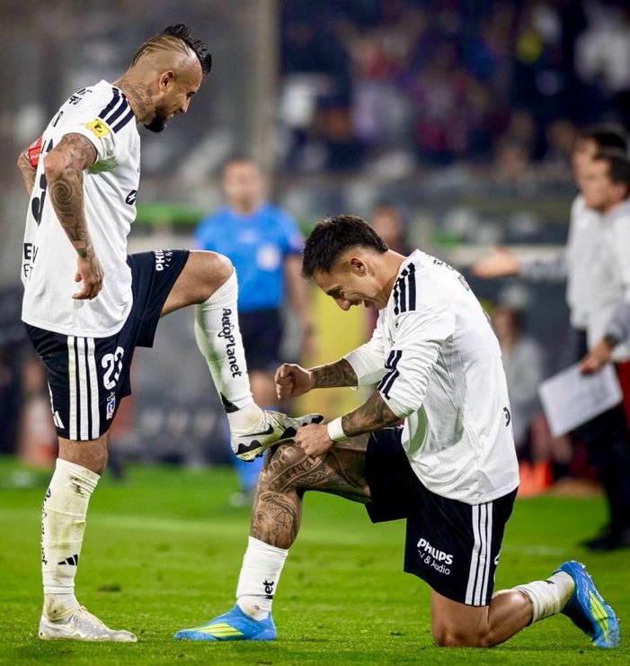 peruandi's tweet photo. Arturo Vidal tiene tanta aura ganadora que solo él es capaz de meterse un autogol dos partidos consecutivos y ganar ambos. https://t.co/ZPFm6lMiji