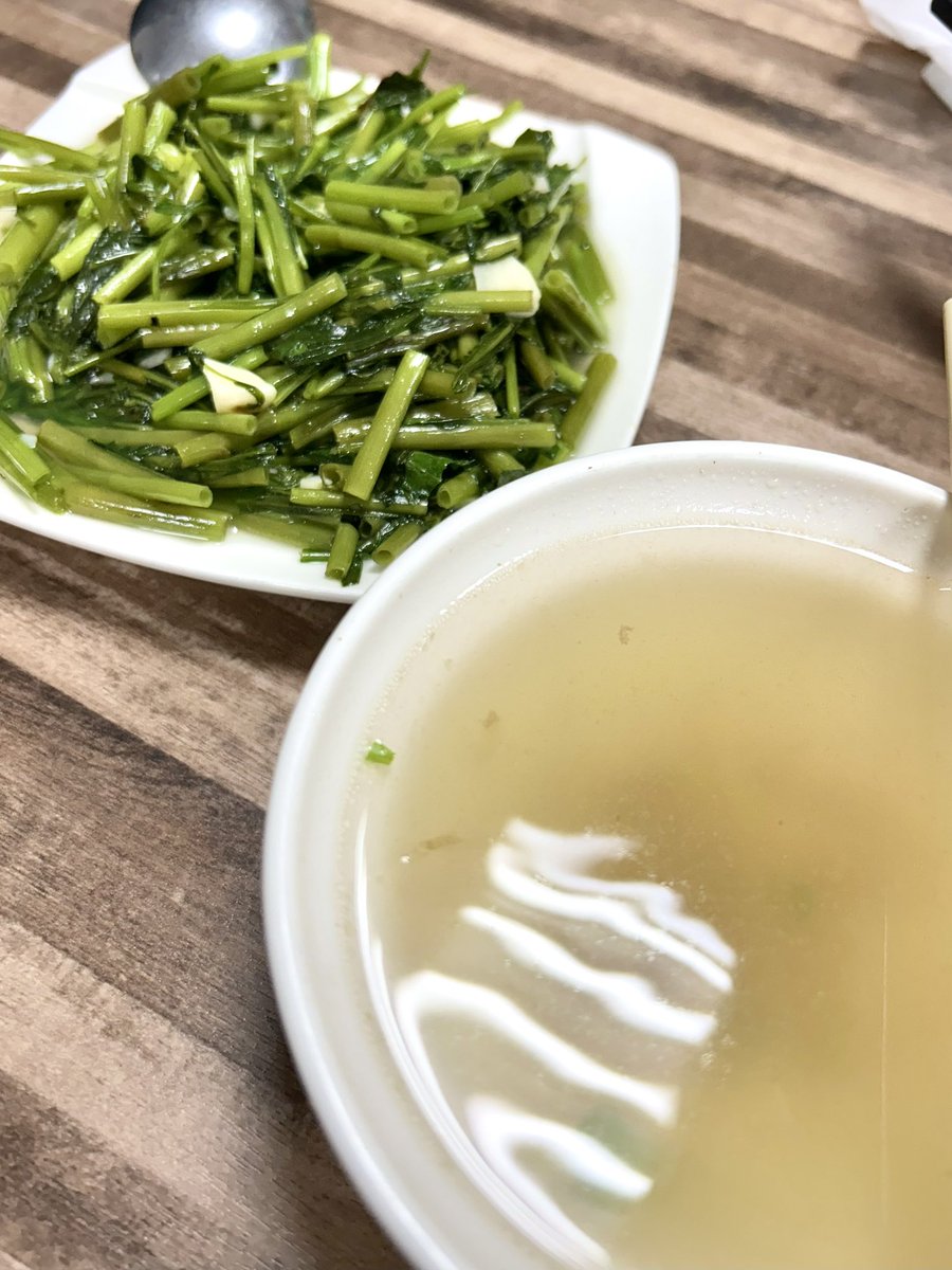 se_hurrah's tweet photo. 夜市飯
寧夏夜市へ行った時には
葱の肉巻きや葱餅を食べて
帰りに小北百貨で食器を買ったり
カルフールの買い出し帰りには
延三観光夜市で魯肉飯、牛肉麺
空芯菜炒めと卵焼きは
少々オイリーだったけど
それもまたうまい
そしてテールスープが
サービスとは思えないうまさ
おいしいものはまだ沢山ある https://t.co/8VEMp2fxok