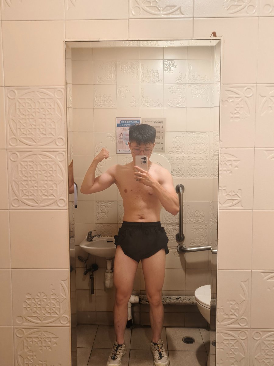 HeartDare2's tweet photo. Physique 💪💪💪💪 https://t.co/l7FIPOfmYY