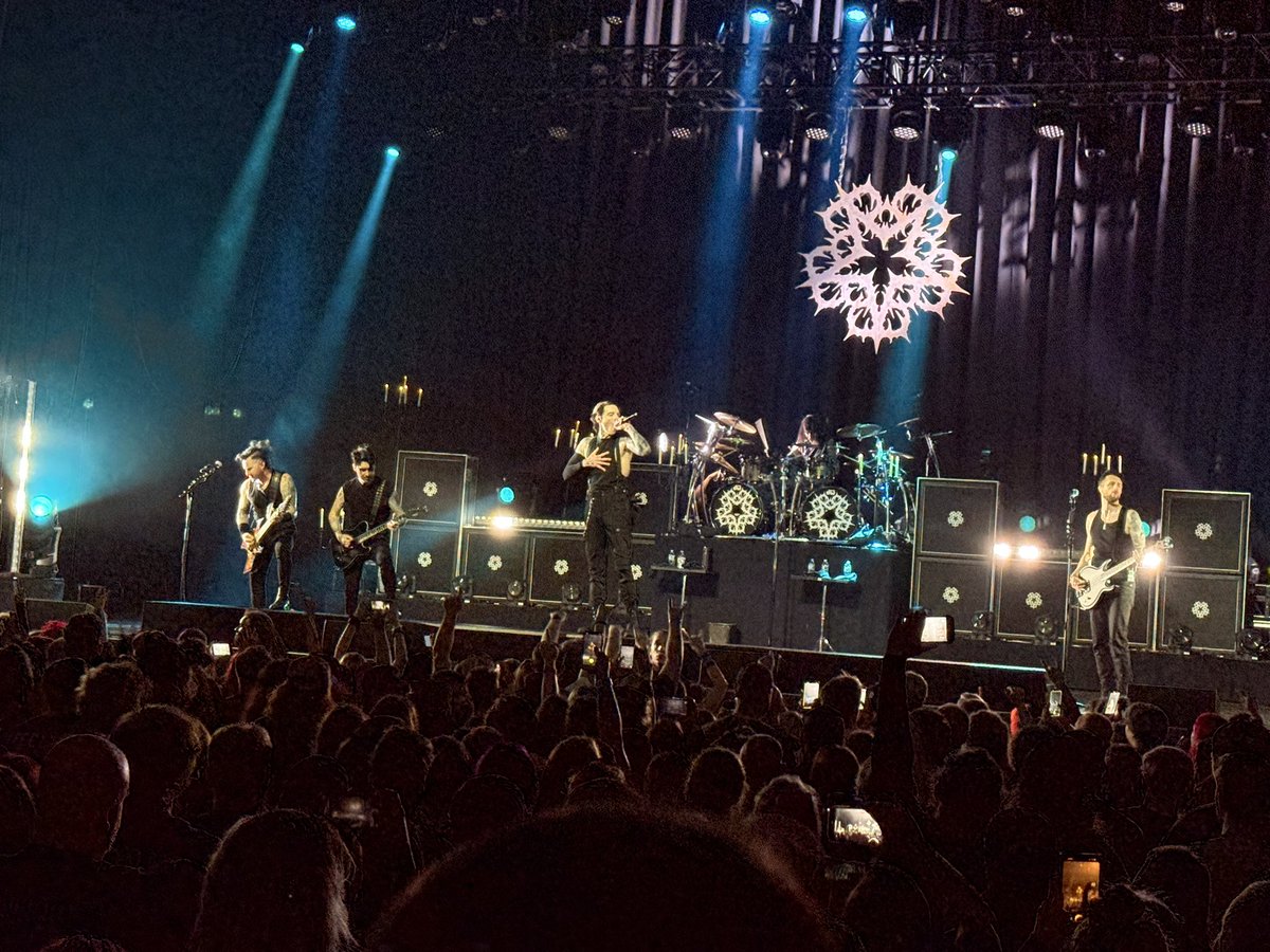 RelentlessRyan's tweet photo. Got to see Black Veil Brides, TX2, From Ashes to New, and As December Falls last night. Such a great show!! 😭😭 https://t.co/1BuRQ0JsDU