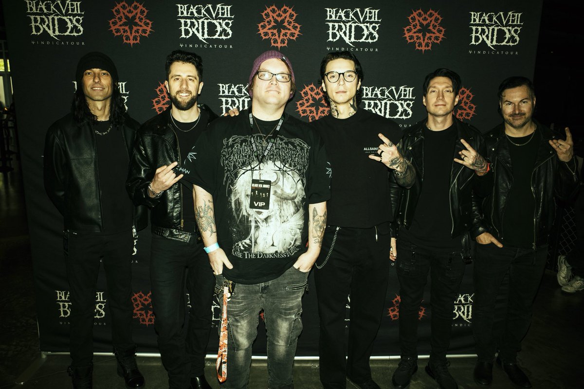 RelentlessRyan's tweet photo. Got to see Black Veil Brides, TX2, From Ashes to New, and As December Falls last night. Such a great show!! 😭😭 https://t.co/1BuRQ0JsDU
