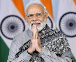 MrMishra's tweet photo. भारत से पंगा लेते-लेते “डोनाल्ड ट्रम्प” की ये हालत हो जाएगी मैंने कभी नहीं सोचा था। खैर....

थुककर “चाटना” इसे ही कहते हैं.. 

कल तक डोनाल्ड ट्रंप भारत पर 50% टैरिफ लगाने की बात कर रहे थे। ऑपरेशन सिंदूर में हार झेल चुके आसिम मुनीर और शाहबाज शरीफ के साथ खड़े नजर आ रहे थे।

पाकिस्तान को ईरान से बातचीत का जरिया बना रहे थे और भारत पर लगातार तीखे बयान दे रहे थे।

लेकिन अब वही ट्रंप अचानक भारत और मोदी की खुलकर तारीफ कर रहे हैं। तो सवाल उठता है कि आखिर ऐसा क्या बदल गया?

असल बात ये है कि दुनिया की सियासत में न कोई हमेशा दोस्त होता है और न दुश्मन। यहां सिर्फ अपना फायदा देखा जाता है।

यूक्रेन जंग, मिडिल ईस्ट का तनाव और चीन को घेरने की अमेरिका की कोशिशों के बीच यूरोप खुद आर्थिक और तेल-गैस के संकट में फंस गया। NATO के कई देश भी अमेरिका से दूरी बनाने लगे। चीन के खिलाफ भी अमेरिका को वैसी कामयाबी नहीं मिली जैसी उम्मीद थी। ऊपर से कई देश रूस और चीन के करीब जाते दिखने लगे।

ऐसे माहौल में अमेरिका को समझ आया कि एशिया में भारत जैसा बड़ा लोकतांत्रिक और आर्थिक ताकत वाला देश उसके लिए बहुत जरूरी है।

आज भारत सिर्फ एक बड़ा बाजार नहीं रहा, बल्कि दुनिया की राजनीति का बैलेंस बनाने वाला अहम देश बन चुका है।

भारत के रूस से भी अच्छे रिश्ते हैं, अमेरिका से भी पार्टनरशिप है, मिडिल ईस्ट से भी बातचीत बनी हुई है और ग्लोबल साउथ के देशों में भी भारत की मजबूत पकड़ है। इतनी बैलेंसिंग बहुत कम देशों के पास है।

चीन को टक्कर देने के लिए भी अमेरिका भारत को सबसे जरूरी ताकत मानता है।

ट्रंप की राजनीति में चुनावी हिसाब-किताब भी शामिल है। अमेरिका में भारतीय मूल के लोगों और हिंदू वोटर्स का असर लगातार बढ़ रहा है।

इसलिए ट्रंप अब भारत विरोधी नहीं बल्कि भारत के दोस्त वाली इमेज दिखाना चाहते हैं। उन्हें ये भी पता है कि मोदी की लोकप्रियता का फायदा उनकी राजनीति में भी मिल सकता है।

लेकिन ये सिर्फ अमेरिका की मजबूरी नहीं है। ये भारत की बढ़ती ताकत का असर भी है। आज का भारत 1990 वाला दबाव में झुकने वाला भारत नहीं रहा।

रूस से तेल खरीदने का फैसला हो या BRICS को आगे बढ़ाने की बात, भारत अब खुलकर अपने फायदे के हिसाब से फैसले ले रहा है।

यही वजह है कि अब ट्रंप भी समझ रहे हैं कि आने वाले वक्त में भारत को साथ लिए बिना एशिया में अमेरिका का दबदबा बनाए रखना आसान नहीं होगा।
