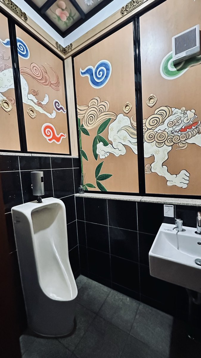 mitchy3581's tweet photo. 大杉神社のトイレがやばかった！
茨城県稲敷市阿波９５８にある
大杉神社
トイレの前に、
お手洗いを使う際は必ず
雪隠神様にお参りしましょうと
書いてある！
トイレに入ってみると
男性トイレの大も小も
完全個室！さらに豪華！ https://t.co/7chBwMBAMO