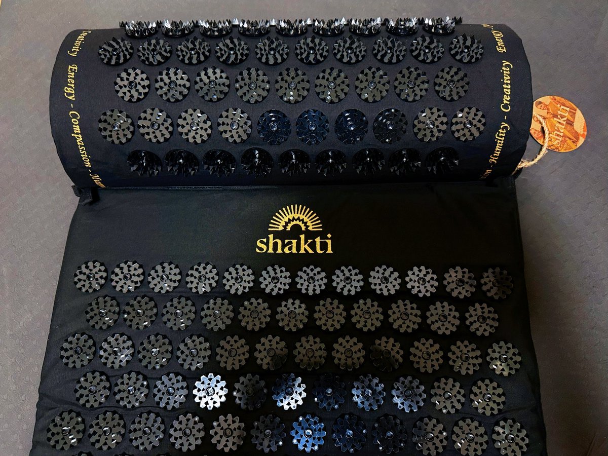Majyu_Lee's tweet photo. I bought the shakti mat! It looks so painful but this spikey mat can help to reduce my muscle tension and encourage better sleep. I actually tried it, then I woke up feeling great and my body felt lighter!!! I think I can't live without the shakti mat anymore!! https://t.co/sj2s1tAyzy