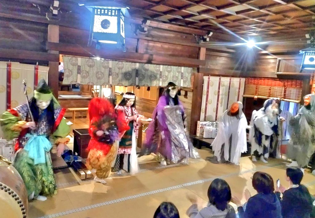 kakoyurinosuke's tweet photo. ありがとうございました❗
千束稲荷神社例大祭 神楽奉納、無事終わりました❗
もうヘロヘロです💦

今年は三年に一度の本祭だったこともあり、猿田彦とお囃子で本社神輿を先導させて頂いた後、拝殿にて神楽ツキヨミを奉納するというハードスケジュールでしたが、涼しい曇り空のおかげで完遂することが出来ました。
もう10年以上、毎年ご奉仕させて頂いておりますが、年々ヒートアップする初夏の暑さに悩まされていたので、本当に奇跡的な過ごしやすさにメンバー一同驚くばかり！
宮司様の「病み上がりの吉福さんのために神様が曇りにしてくれたんですね」とのお言葉が胸に染みました。

神様は時に試練も与えますが、それには意味があり、乗り越えた後には恩恵も与えてくれる。
これこそ神道の基本精神であり、古来より育まれた日本人文化の根幹なのだと身をもって得心しました。

神様、仲間、お客様。
三者一体となって私を生かしてくれていることに心より感謝を致し、心地よく泥のように眠りに落ちた百合之介なのでした。

我幸せなり
我を産みし天国の父母に感謝