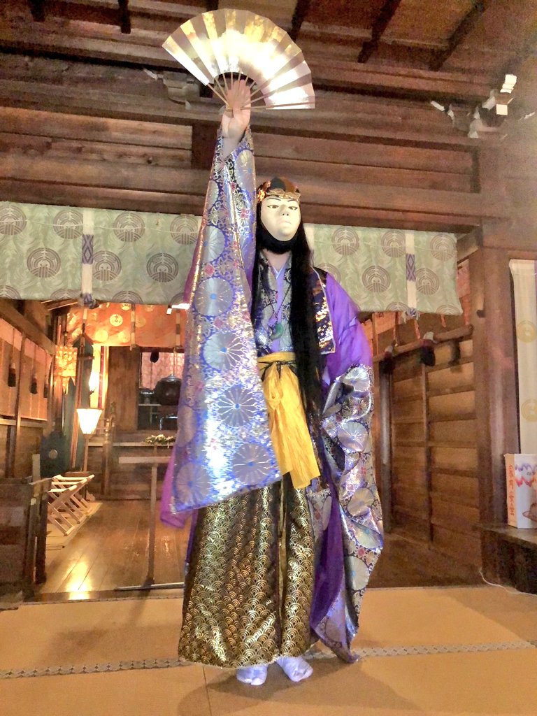 kakoyurinosuke's tweet photo. ありがとうございました❗
千束稲荷神社例大祭 神楽奉納、無事終わりました❗
もうヘロヘロです💦

今年は三年に一度の本祭だったこともあり、猿田彦とお囃子で本社神輿を先導させて頂いた後、拝殿にて神楽ツキヨミを奉納するというハードスケジュールでしたが、涼しい曇り空のおかげで完遂することが出来ました。
もう10年以上、毎年ご奉仕させて頂いておりますが、年々ヒートアップする初夏の暑さに悩まされていたので、本当に奇跡的な過ごしやすさにメンバー一同驚くばかり！
宮司様の「病み上がりの吉福さんのために神様が曇りにしてくれたんですね」とのお言葉が胸に染みました。

神様は時に試練も与えますが、それには意味があり、乗り越えた後には恩恵も与えてくれる。
これこそ神道の基本精神であり、古来より育まれた日本人文化の根幹なのだと身をもって得心しました。

神様、仲間、お客様。
三者一体となって私を生かしてくれていることに心より感謝を致し、心地よく泥のように眠りに落ちた百合之介なのでした。

我幸せなり
我を産みし天国の父母に感謝