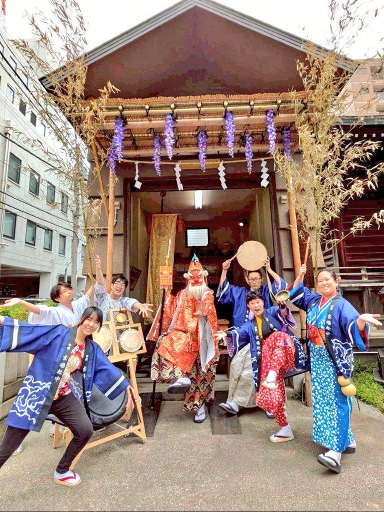 kakoyurinosuke's tweet photo. ありがとうございました❗
千束稲荷神社例大祭 神楽奉納、無事終わりました❗
もうヘロヘロです💦

今年は三年に一度の本祭だったこともあり、猿田彦とお囃子で本社神輿を先導させて頂いた後、拝殿にて神楽ツキヨミを奉納するというハードスケジュールでしたが、涼しい曇り空のおかげで完遂することが出来ました。
もう10年以上、毎年ご奉仕させて頂いておりますが、年々ヒートアップする初夏の暑さに悩まされていたので、本当に奇跡的な過ごしやすさにメンバー一同驚くばかり！
宮司様の「病み上がりの吉福さんのために神様が曇りにしてくれたんですね」とのお言葉が胸に染みました。

神様は時に試練も与えますが、それには意味があり、乗り越えた後には恩恵も与えてくれる。
これこそ神道の基本精神であり、古来より育まれた日本人文化の根幹なのだと身をもって得心しました。

神様、仲間、お客様。
三者一体となって私を生かしてくれていることに心より感謝を致し、心地よく泥のように眠りに落ちた百合之介なのでした。

我幸せなり
我を産みし天国の父母に感謝