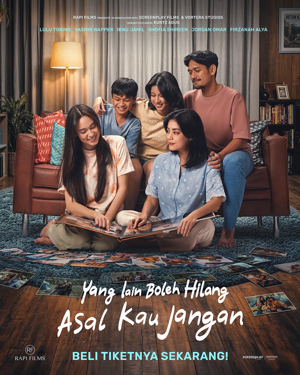 RapiFilm's tweet photo. Kesha (Yasmin Napper), di balik anak perempuan pertama yang tangguh, ada hati yang selalu mendahulukan kebahagiaan keluarga dan adik-adiknya 🤍

Yuk, luangkan waktu bareng keluarga nonton film 𝐘𝐚𝐧𝐠 𝐋𝐚𝐢𝐧 𝐁𝐨𝐥𝐞𝐡 𝐇𝐢𝐥𝐚𝐧𝐠, 𝐀𝐬𝐚𝐥 𝐊𝐚𝐮 𝐉𝐚𝐧𝐠𝐚𝐧 di bioskop. Beli tiketnya sekarang 🥰