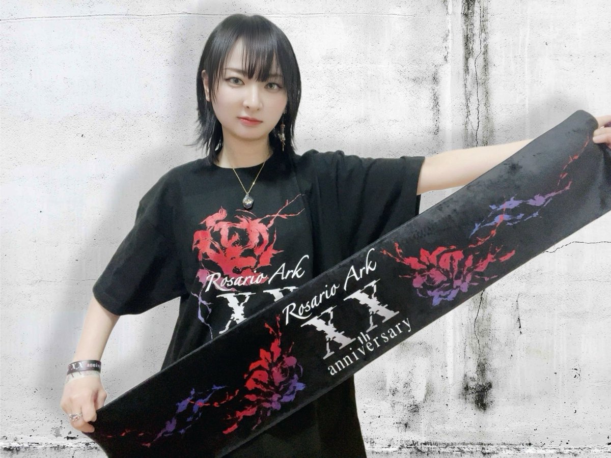 新グッズが公開されました🥀✨ ライブではTシャツ、マフラータオル、初