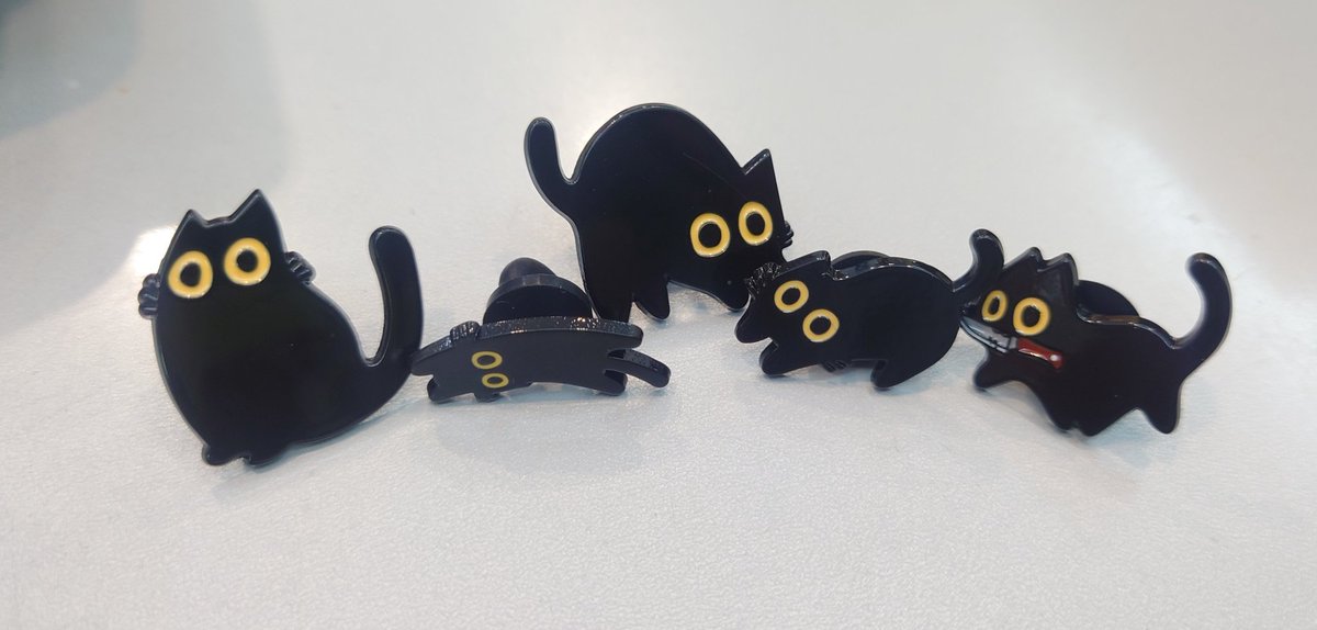 黒猫ピンバッジ再入荷しています！ 5種各330円です🐈‍⬛
