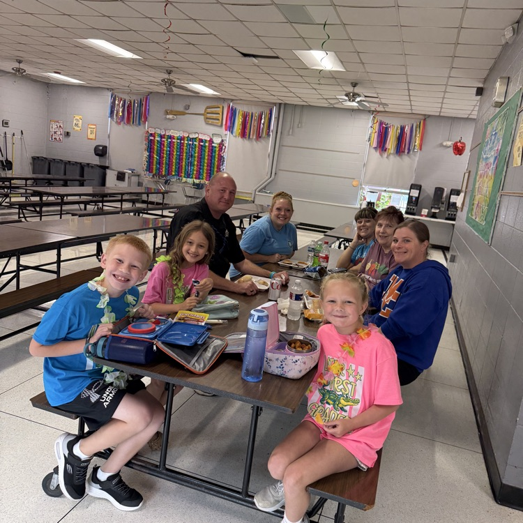 SESGreenDevils's tweet photo. These students got to help our Cafeteria staff for the day thanks for the PTO Silent Auction. They LOVED their day! https://t.co/5n5LZyVMWW
