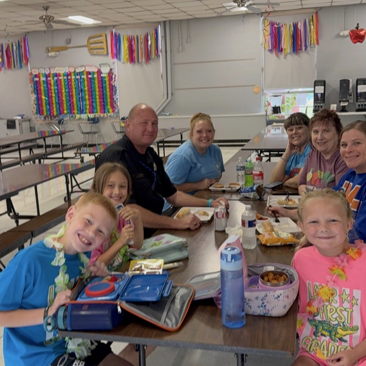 SESGreenDevils's tweet photo. These students got to help our Cafeteria staff for the day thanks for the PTO Silent Auction. They LOVED their day! https://t.co/5n5LZyVMWW