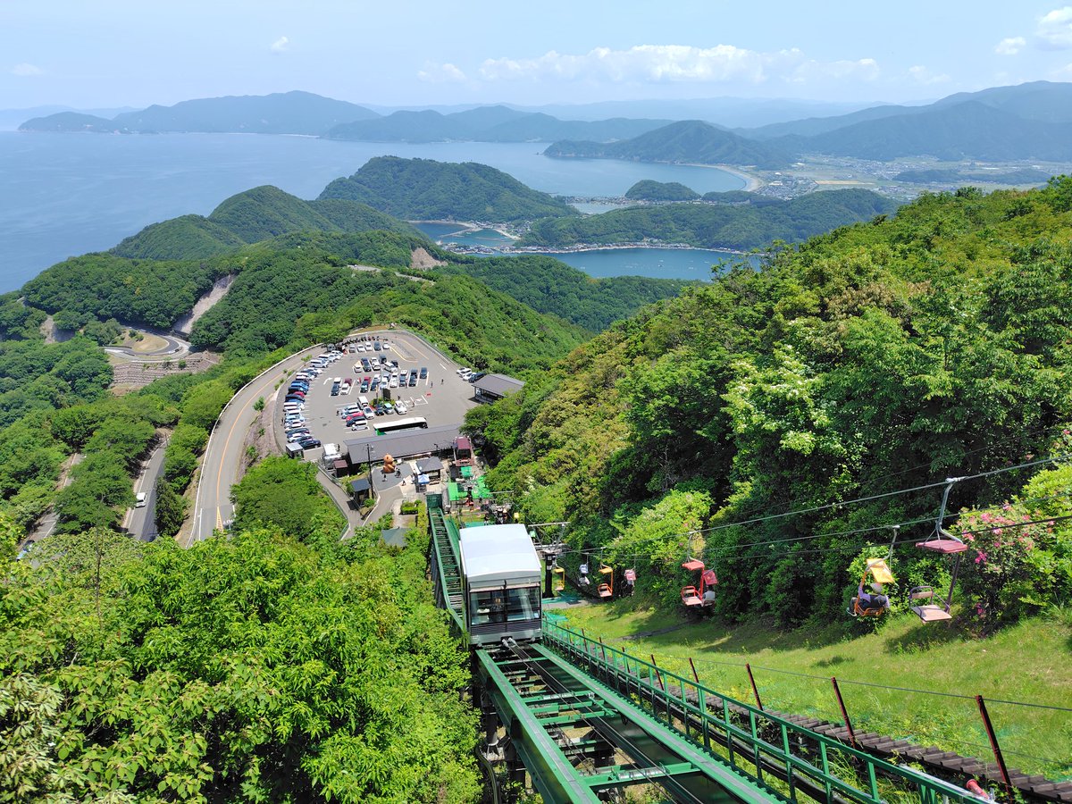 NachironB's tweet photo. #福井県 の #三方五湖レインボーライン を走る直前に昼飯を食べたのでどこか展望台があったら歯を磨こう思っていたら、いきなり駐車場代800円、え〜と思っているとリフト代1000円、停める場所も混んでてバスの場所、とても歯を磨ける状況じゃないので #道の駅若狭美浜 まで下りてきて歯を磨きました。 https://t.co/7Pb9ChClAL