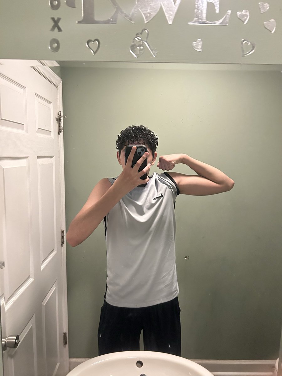 KeDeadpool's tweet photo. My muscle is still getting bigger and stronger https://t.co/0na8r4Zu7Z