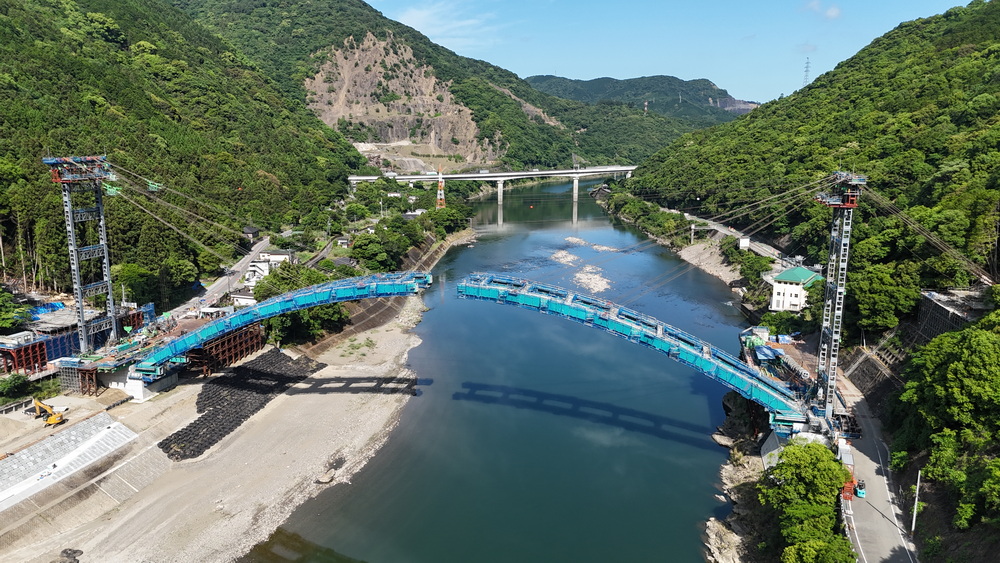深水橋 を架設中です！】 深水橋のアーチがもう少しで繋がります