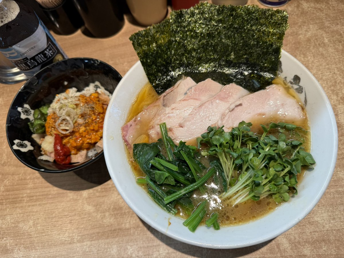 DEX_desu's tweet photo. 野良裏家
チャーシューメン、裏、かいわれ、半まぶしご飯
むちゃくちゃ美味い！旨味ガツンと来るけどまろやかで口当たりもいい！チャーシューも程よい脂乗りがあってめっちゃ美味かった！本当にどんどん昨日の美味いを超えてくる！ https://t.co/fE19S7gDhi