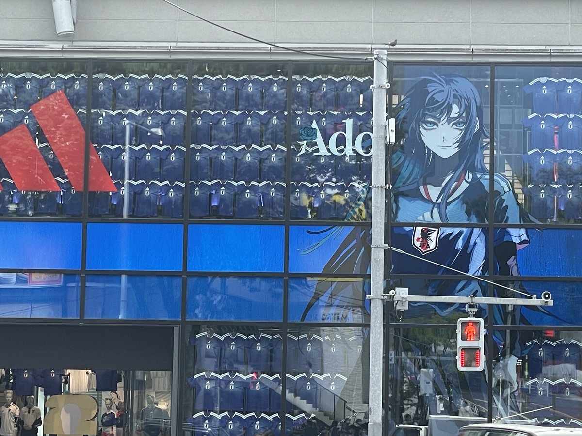 TokyoSystems's tweet photo. 渋谷・宮下公園。
Adoの巨大イラストを見かけました。
それにしても、そろそろ夏のはずなのに土日は妙に寒かった…。 https://t.co/tVo07fgrmF